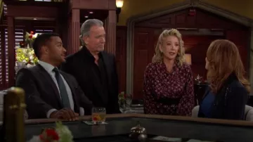 Isabel Marant Ilda Camisa abotonada con estampado abstracto usada por Nikki Reed Newman (Melody Thomas Scott) como se ve en The Young and the Restless el 2 de agosto de 2024