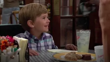 Janie + Jack Camisa a cuadros de Madrás en cuadros azul oscuro usada por Harrison Abbott (Redding Munsell) como se ve en The Young and the Restless el 5 de agosto de 2024