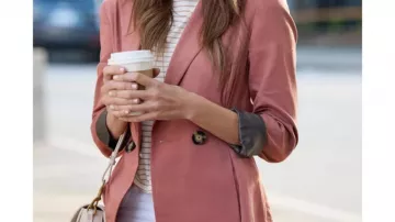 Tenues de Junebug : Autumn Reeser porte un blazer rose pour jouer Jumper dans le film