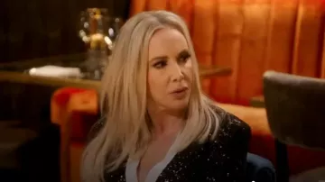 Ronny Kobo Lanalia Mini robe bicolore à col en V à paillettes portée par Shannon Beador comme on le voit dans Les vraies femmes au foyer du comté d’Orange (S18E05)