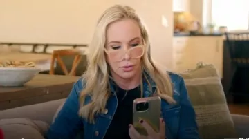 L’Agence Celine Veste en jean boutonnée avec détails d’étoiles portée par Shannon Beador comme on le voit dans The Real Housewives of Orange County (S18E05)