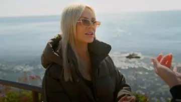 Alo Yoga Aspen Love Puffer Jacket - Espresso porté par Tamra Judge comme on le voit dans The Real Housewives of Orange County (S18E05)