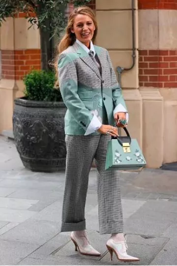 Thom Browne Manteau de sport classique brodé pied-de-poule en patchwork porté par Blake Lively à Londres le 8 août 2024