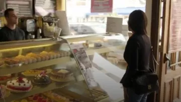 Louis Vuitton Pochette Metis Monogram Empreinte Leather usado por Katie Ginella como se ve en The Real Housewives of Orange County (T18E05)