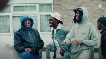 Camiseta Casablanca & Aqua Tennis Club Icon usada por Russ en Tion Wayne x Russ Millions - We Won (Video Musical Oficial)