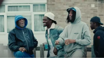 Veste en jean à col en peau de mouton à imprimé loup Amiri portée par Russ dans Tion Wayne x Russ Millions - We Won (Clip officiel)