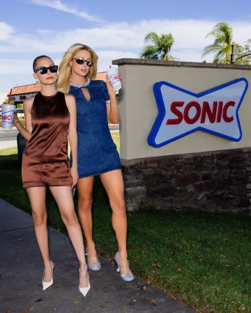 Escarpins Miu Miu Mary Jane ornés de cristaux portés par Paris Hilton sur son post Instagram le 7 août 2024