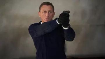 Les looks du film Mourir peut attendre : Daniel Craig porte des gants tactiques noirs pour interpréter James Bond