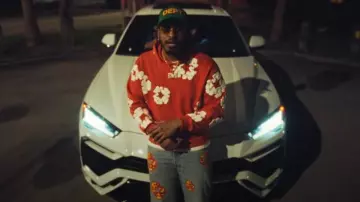 Casquette de camionneur Dept portée par NTG à Myke Towers & NTG - LA PRIMERA VEZ (Vidéo Officielle)