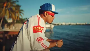 Lunettes de soleil rectangulaires rouges Balenciaga portées par Myke Towers dans Myke Towers & NTG - LA PRIMERA VEZ (Vidéo Officielle)