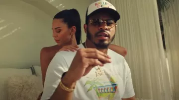 Camiseta Casablanca y Rosa Tennis Club Icon usada por NTG en Myke Towers & NTG - LA PRIMERA VEZ (Video Oficial)