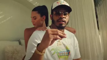 Casablanca Tennis Club Icon T Shirt Blanc & Rose porté par NTG à Myke Towers & NTG - LA PRIMERA VEZ (Vidéo Officielle)