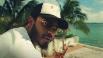 Casquette de camionneur Beverly Hills portée par NTG à Myke Towers & NTG - LA PRIMERA VEZ (Vidéo Officielle)