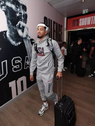 Nike Zoom Vomero 5 USA worn by Tyrese Haliburton on the Instagram account @nbafashionfits