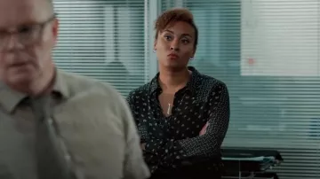 Suivant Chemisier noir et blanc pour femme porté par DCI Lauren McDonald (Tala Gouveia) comme on le voit dans McDonald & Dodds (S04E02)