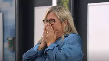 Blouse en satin bleu Zara portée par Angela comme on le voit dans Big Brother (S26E10)