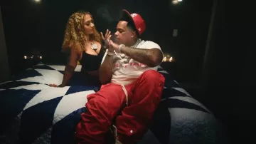Hellstar White & Red Gel Sport Logo Camiseta usada por Finesse2tymes en Finesse2Tymes - Pretty Ricky [Video Musical Oficial]