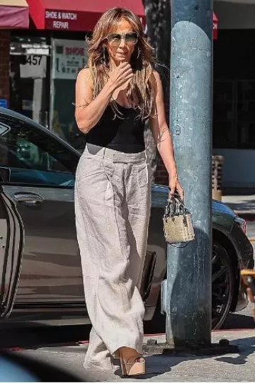 Gucci Horsebit Square Sunglasses In Grey worn by  Jennifer Lopez in Beverly Hills on August 5, 2024