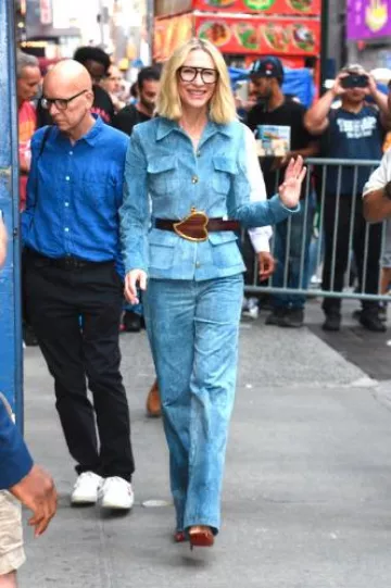Brandon Maxwell La veste en jean de velours sur mesure Gage portée par Cate Blanchett à Good Morning America le 5 août 2024