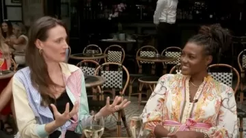 Vestido de Antonio Melani Brynn con bufanda rosa de Janai Norman visto en Good Morning America el 8 de agosto de 2024