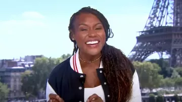 Tommy Jeans Veste universitaire à manches longues en éponge française portée par Janai Norman vue dans Good Morning America le 8 août 2024