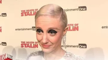 Pendientes/bisutería de la Maison Dauphin que lleva Andrea Riseborough en el vídeo de YouTube "Todos son hombres, así que son muy dramáticos", Andrea Riseborough