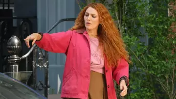 Get the looks of It Ends with Us: Blake Lively wears Carhartt Pink T-Shirt to play Lily Bloom in the movie