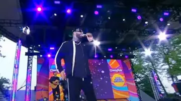 Pantalones de chándal Palm Angels Monogram Classic usados por Nicky Jam como se vio en Good Morning America el 11 de agosto de 2024