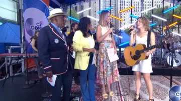 Mini vestido slip de seda Khaite Eli en Chalk usado por Maggie Rogers como se ve en Today el 9 de agosto de 2024