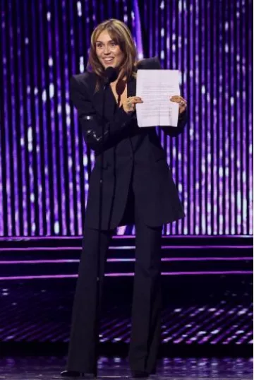 Chaqueta sencilla con hombros apilados de Alexander McQueen usada por Miley Cyrus en los Disney Legends Awards el 11 de agosto de 2024