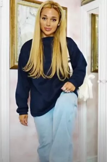 Shein Ezwear Solid Round Neck Thermal Lined Sweatshirt worn by Gabi Demartino on her Youtube Video Coquette Back to School Guide! School Supplies Outfits Inspo! on August 11, 2024