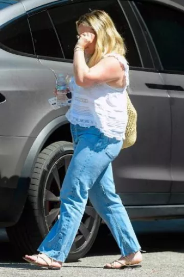 Emme Parsons Laurie Bijoux En Daim Crème porté par Hilary Duff à Los Angeles le 7 août 2024