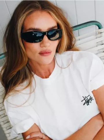 Gafas de sol The Row Bowen usadas por Rosie Huntington-Whiteley en su publicación de Instagram el 7 de agosto de 2024