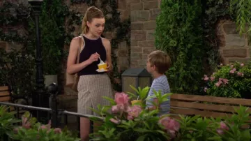 Falda de golf de sarga plisada delantera plisada de Tory Burch usada por Claire Grace (Hayley Erin) como se ve en The Young and the Restless el 8 de agosto de 2024