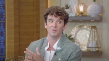 Veste à col étoile Orttu portée par Michael Urie comme on le voit dans LIVE avec Kelly et Mark le 9 août 2024