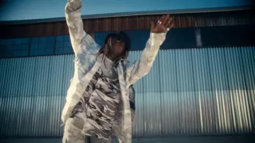 Sobrecamisa cargo de camuflaje gris claro de Balenciaga usada por Lil Wayne en Cordae - Saturday Mornings (feat. Lil Wayne) [Video musical oficial]