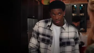 Sobrecamisa H&M Regular Fit Teddy Lined usada por Orlando 'Lando' Johnson (Martin Bobb-Semple) como se ve en All American: Homecoming (S03E06)