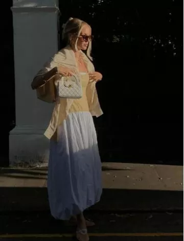 Bailarinas de rejilla con ribetes de cuero Alaia usadas por Leonie Hanne en su historia de Instagram el 11 de agosto de 2024