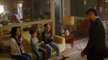 Cárdigan Reiss Harper usado por Naima Perry Parisa Fakhri como se ve en SEAL Team (S07E01)