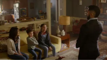 Débardeur en tricot Babaton Sculpt porté par Naima Perry (Parisa Fakhri) comme on le voit dans SEAL Team (S07E01)