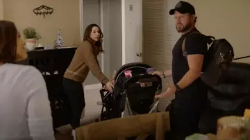 Lululemon Leggings rápidos y gratuitos usados por Stella Baxter (Alona Tal) como se ve en SEAL Team (S07E01)