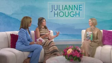 Falda midi de gasa de mezcla de seda Peri de Frankie Shop en neutro usada por Julianne Hough como se ve en Today with Hoda & Jenna el 14 de agosto de 2024
