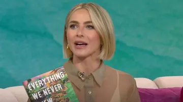 Pendientes de aleta de Bottega Veneta usados por Julianne Hough como se ve en Today with Hoda & Jenna el 14 de agosto de 2024