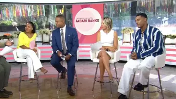 Jacquemus Bleu et Blanc La Casa 'La chemise Papier' portée par Jabari Banks comme on le voit dans Today le 14 août 2024