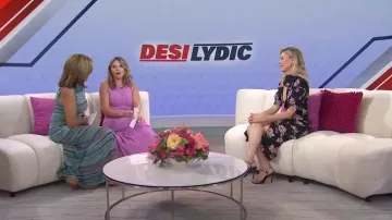 Alessandra Rich Bow Detail Vestido drapeado con estampado floral adornado usado por Desi Lydic como se vio en Today with Hoda & Jenna el 14 de agosto de 2024