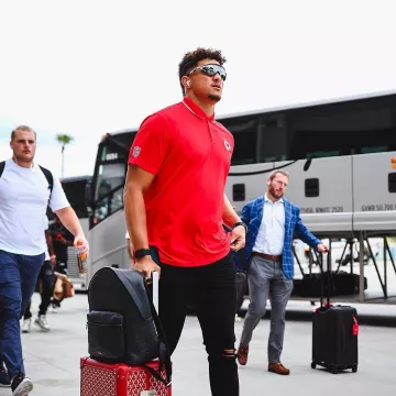 Lunettes de soleil Oakley Silver & Black Cut Out Encoder portées par Patrick Mahomes II sur le compte Instagram @chiefs