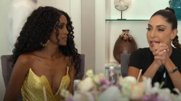 Moschino H&M Logo Lettre Créole Boucle d’oreille Plaqué Or GP Bijoux portés par Chanel Ayan comme on le voit dans Les Real Housewives de Dubaï (S02E10)