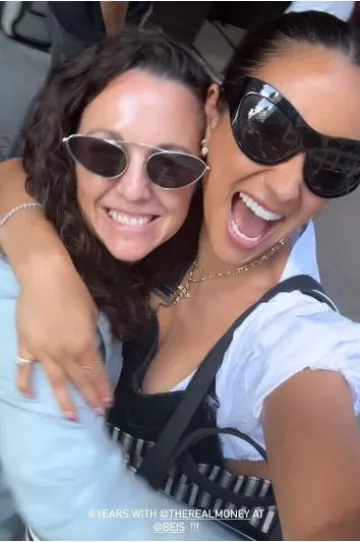 Beis The Vacation Tote en Black Stripe porté par Shay Mitchell sur sa Story Instagram le 14 août 2024