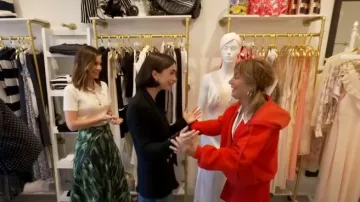 Veste blazer Chloe Micro Bouclette portée par Lily Collins vue dans Good Morning America le 14 août 2024