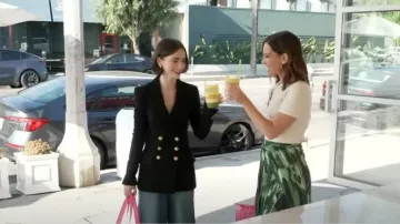 Jean large taille haute Chloe porté par Lily Collins comme on le voit dans Good Morning America le 14 août 2024